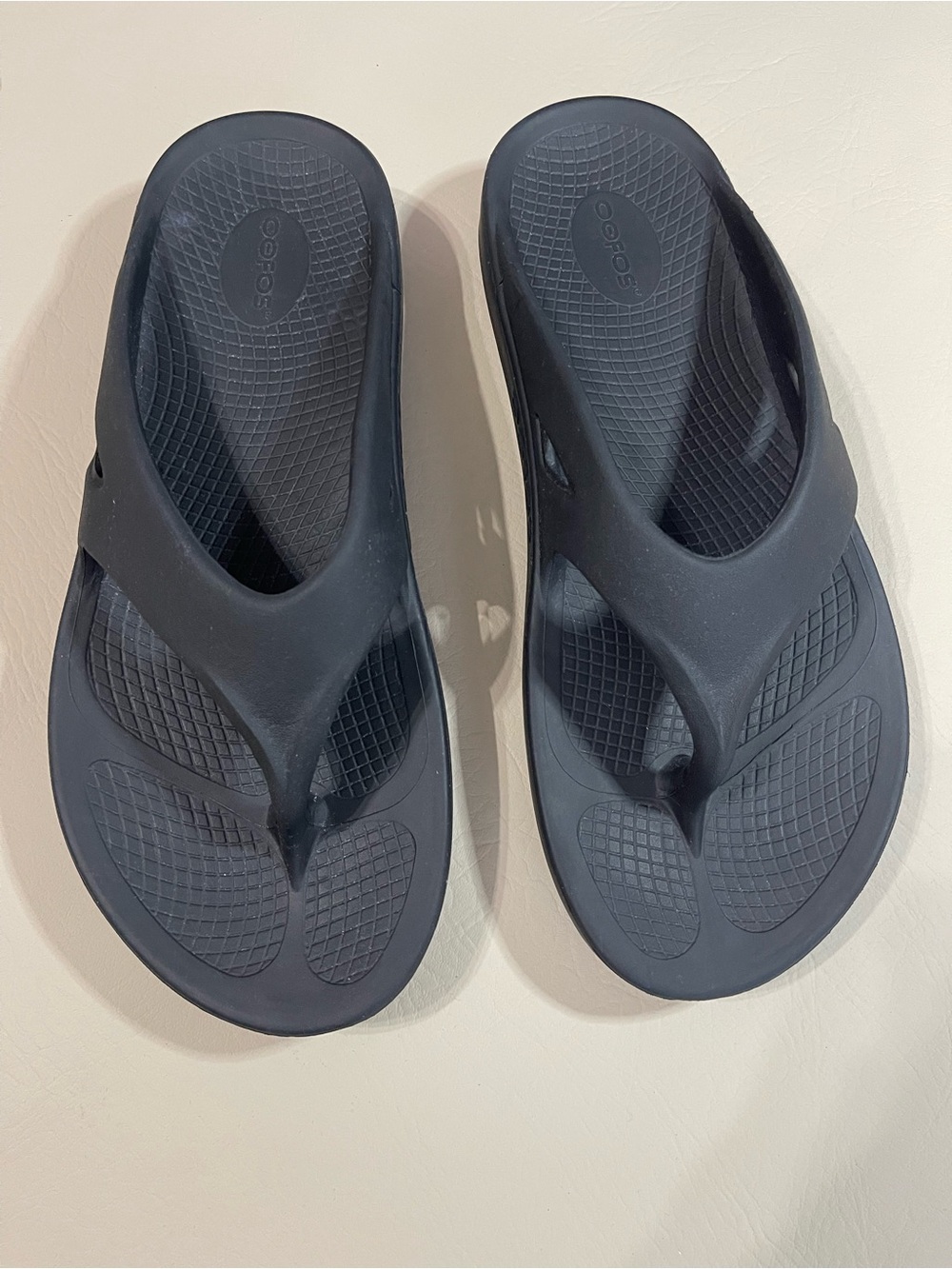 OOFOS Thong Flip Flops Size 44 (men 11 women 13) black